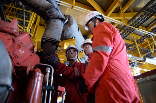 Kỹ sư PVEP đang bảo trì đường ống tại Cụm mỏ Sư Tử Trắng
