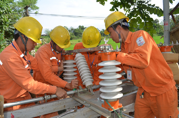 Điện lực Hàm Yên lắp đặt mới thiết bị đường dây 35 kV tại thôn Lũ Khê, xã Thái Hòa (Hàm Yên - Tuyên Quang)