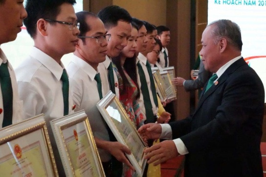 Ông Nguyễn Đức Thành, Bí thư Đảng ủy, Chủ tịch HĐQT PVCFC trao bằng khen cho người lao động xuất sắc của PVCFC