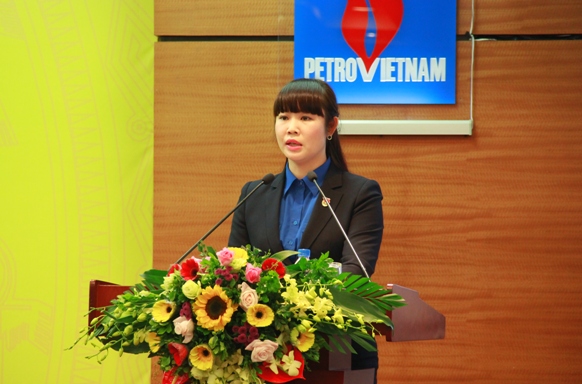 Bí thư Đoàn Thanh niên Tập đoàn Vũ Thị Thu Hương báo cáo tại hội nghị