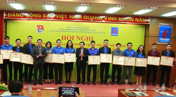 Đại diện lãnh đạo Đoàn Khối và Đảng ủy Tập đoàn Dầu khí Việt Nam tặng Bằng khen của Trung ương Đoàn TNCS Hồ Chí Minh cho các tập thể có thành tích xuất sắc