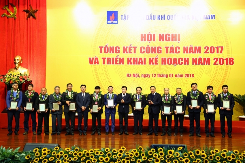 Phó Thủ tướng Trịnh Đình Dũng tặng hoa và biểu trưng cho các tập thể, cá nhân của PVN có thành tích xuất sắc trong năm 2017 