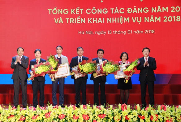 Các tổ chức đảng đạt danh hiệu “Trong sạch, vững mạnh” tiêu biểu 5 năm (2013 - 2017) nhận bằng khen của Đảng ủy Khối DNTW