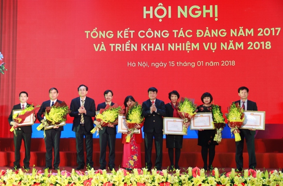 Các đảng viên đạt danh hiệu “Hoàn thành xuất sắc nhiệm vụ” tiêu biểu 5 năm (2013 - 2017) nhận bằng khen của Đảng ủy Khối