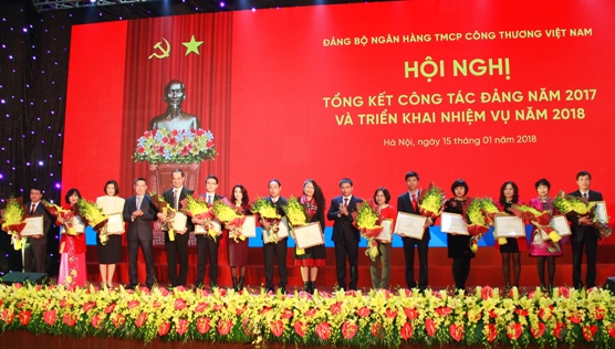 Đại diện lãnh đạo Đảng ủy VietinBank tặng Giấy khen dành cho tập thể có thành tích trong phong trào thi đua Kỷ niệm 10 năm Ngày thành lập Đảng bộ Khối DNTW (2007 - 2017).
