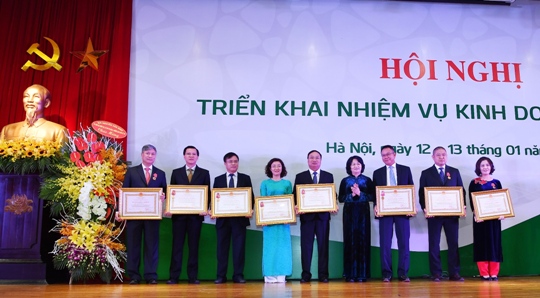 Đồng chí Đặng Thị Ngọc Thịnh - Ủy viên BCH TW Đảng, Phó Chủ tịch nước CHXHCNVN trao Huân chương Lao động hạng Nhất cho các tập thể thuộc VCB