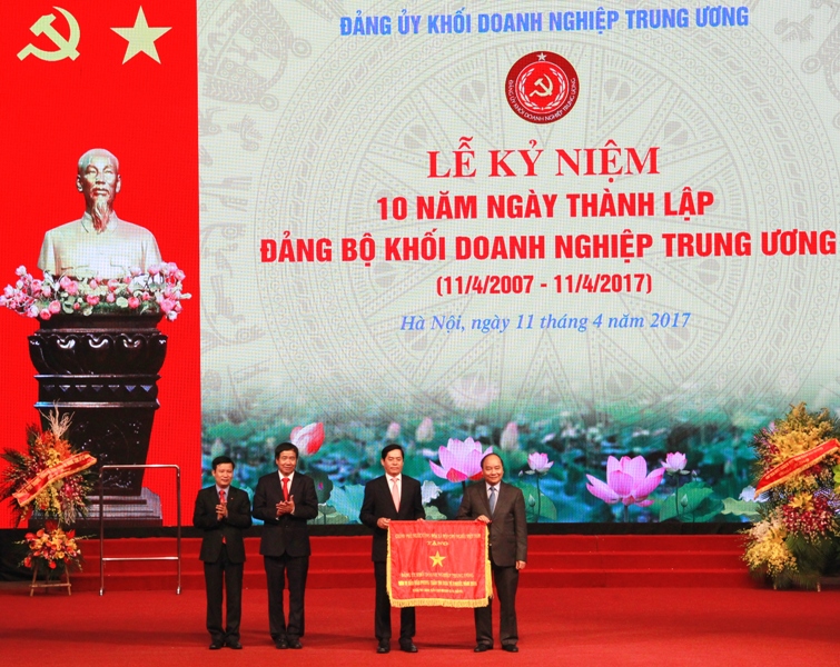 Đồng chí Nguyễn Xuân Phúc - Ủy viên Bộ Chính trị, Thủ tướng Chính phủ trao tặng Cờ thi đua của Chính phủ cho Đảng bộ Khối DNTW.