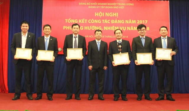 Đại diện các tổ chức Đảng và đảng viên có thành tích xuất sắc được Đảng ủy Tập đoàn khen thưởng.