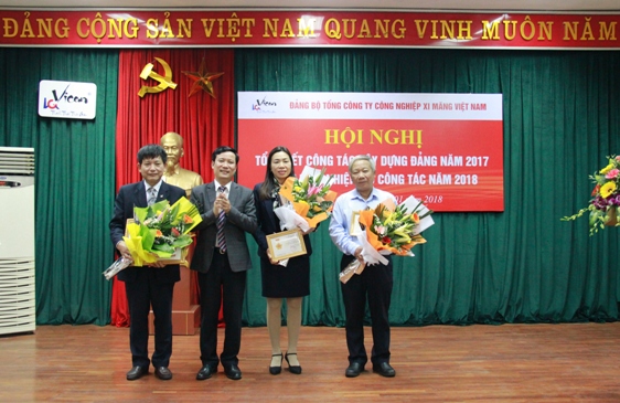 Đồng chí Phạm Tấn Công – Phó Bí thư Đảng ủy Khối DNTW trao Huy hiệu 30 năm tuổi Đảng cho các đảng viên