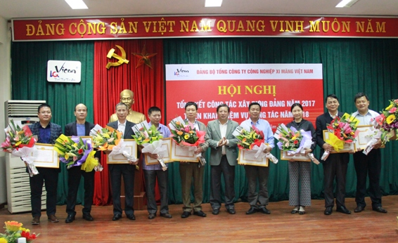 Đồng chí Lương Quang Khải – Bí thư Đảng ủy, Chủ tịch HĐTV Vicem trao Giấy khen cho các tổ chức đảng đạt thành tích xuất sắc năm 2017