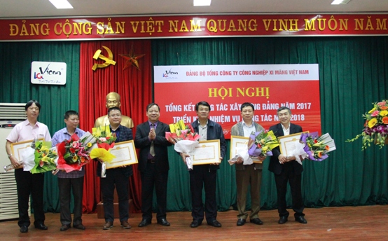 Nguyễn Đình Lộc – Phó Bí thư thường trực Đảng ủy Vicem trao Giấy khen cho các cá nhân có thành tích xuất sắc trong năm 2017