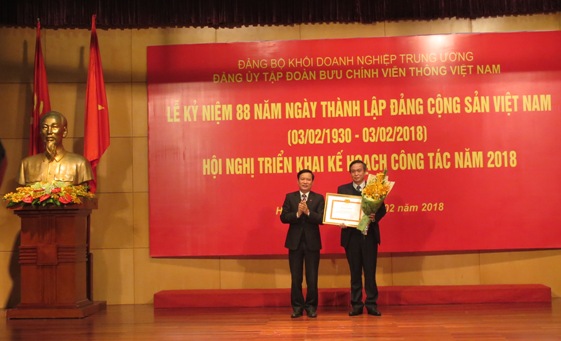 Đồng chí Phạm Tấn Công - Phó Bí thư Đảng ủy Khối Doanh nghiệp Trung ương trao tặng Huy hiệu 30 năm tuổi Đảng cho 1 đảng viên
