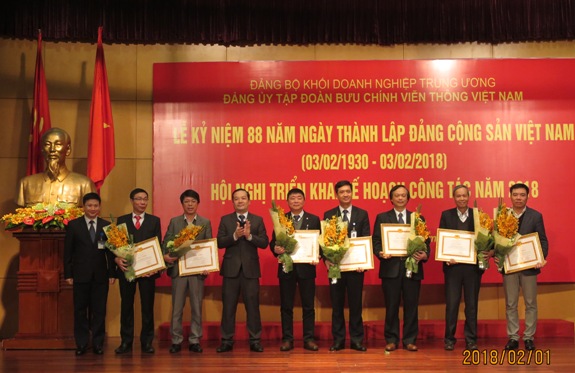 Đại diện Đảng ủy VNPT trao tặng Giấy khen cho các tập thể đạt thành tích xuất sắc