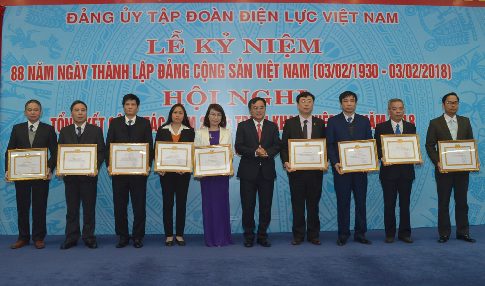 Bí thư Đảng ủy, Chủ tịch HĐTV EVN Dương Quang Thành trao Giấy khen của Đảng ủy EVN cho những cơ sở Đảng đạt danh hiệu 