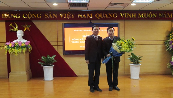 Phó Bí thư Đảng ủy Khối DNTW Phạm Tấn Công trao Kỷ niệm chương vì sự nghiệp xây dựng Đảng trong Doanh nghiệp Việt Nam cho đồng chí Lê Tiến Trường