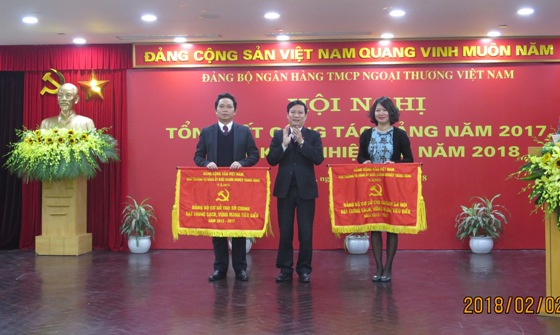 Đảng ủy Khối Doanh nghiệp Trung ương tặng Cờ thi đua cho 2 đảng bộ trực thuộc Đảng ủy Vietcombank