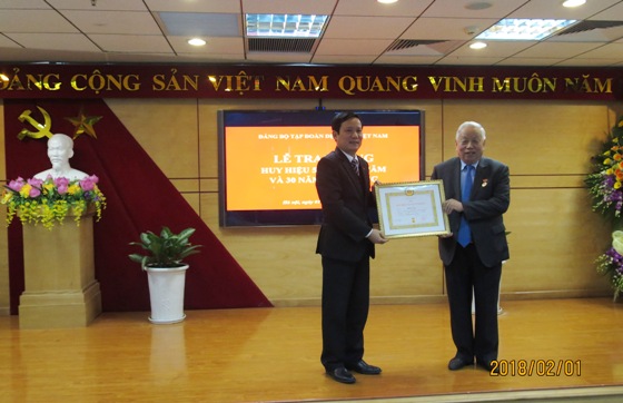 Phó Bí thư Đảng ủy Khối DNTW Phạm Tấn Công tặng Huy hiệu 50 năm tuổi Đảng cho đảng viên
