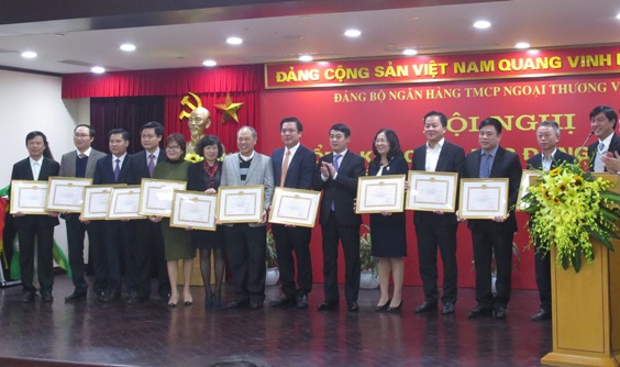 Đại diện lãnh đạo Đảng ủy Vietcombank trao tặng Giấy khen cho các tổ chức đảng đạt thành tích xuất sắc