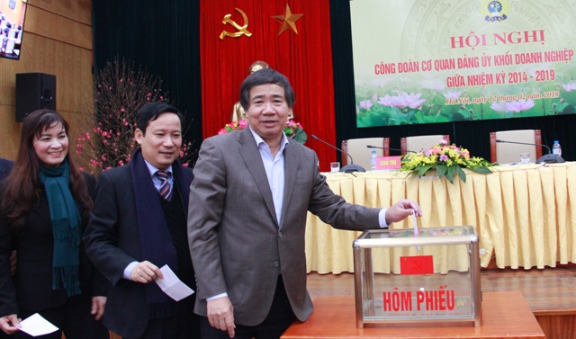 đồng chí Trần Hữu Bình - Phó Bí thư thường trực Đảng ủy Khối Doanh nghiệp Trung ương cùng đại diện lãnh đạo các Ban, đơn vị của Đảng ủy Khối DNTW bỏ phiếu bầu đại biểu dự Đại hội Công đoàn Viên chức Việt Nam, nhiệm kỳ 2018 – 2023.