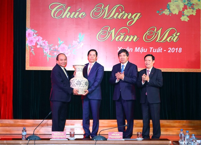 Đồng chí Nguyễn Xuân Phúc trao quà lưu niệm cho Đảng ủy Khối DNTW.