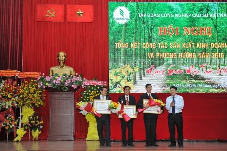 Đồng chí Nguyễn Trọng Dũng trao Huân chương Lao động Hạng 3 cho các cá nhân có thành tích xuất sắc, đóng góp vào sự phát triển của VRG