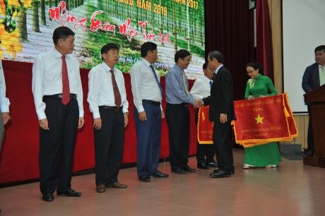 Tổng giám đốcVRG Trần Ngọc Thuận trao Cờ thi đua cho các đơn vị