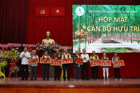 Tổng giám đốcVRG Trần Ngọc Thuận và Trưởng ban Tuyên giáo Đảng ủy Khối DNTW Trần Thanh Khê tặng hoa và quà mừng thọ cho các cán bộ hưu trí