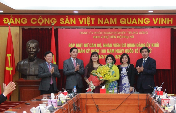 Thường trực Đảng ủy Khối DNTW tặng hoa các nữ cán bộ, viên chức trong Cơ quan Đảng ủy Khối
