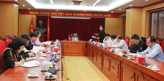 Đồng chí Nguyễn Thị Tiếp - Ủy viên Ban Thường vụ, Trưởng Ban Dân vận, Phó Trưởng Ban thường trực Ban Chỉ đạo Cuộc Vận động của Đảng ủy Khối DNTW Báo cáo kết quả thực hiện năm 2017.