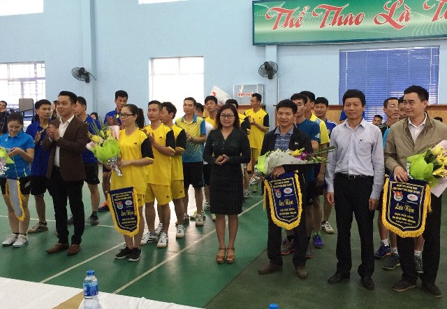 Thường trực Đoàn SBIC trao Cờ lưu niệm cho các đội tham gia thi đấu cầu lông.
