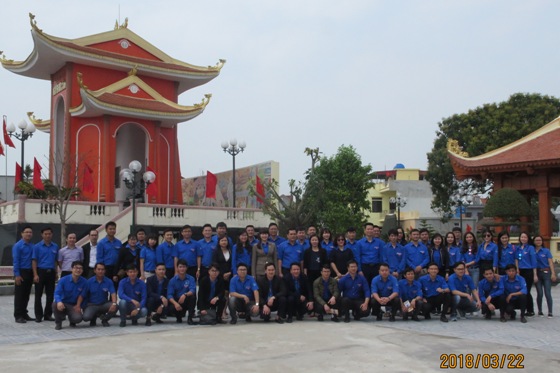 Đoàn đã đến dâng hương tại đền thờ đồng chí Nguyễn Đức Cảnh tại Thái Bình