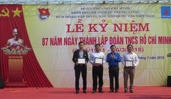 Đồng chí Nguyễn Anh Tuấn - Bí thư Thường trực Trung ương Đoàn tặng Kỷ niệm chương Vì thế hệ trẻ