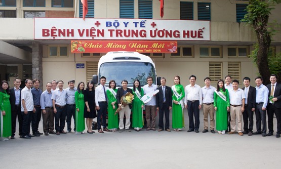 Giám đốc Vietcombank Huế thực hiện trao chìa khóa, bàn giao xe cho Ban Giám đốc Bệnh viện Trung ương Huế