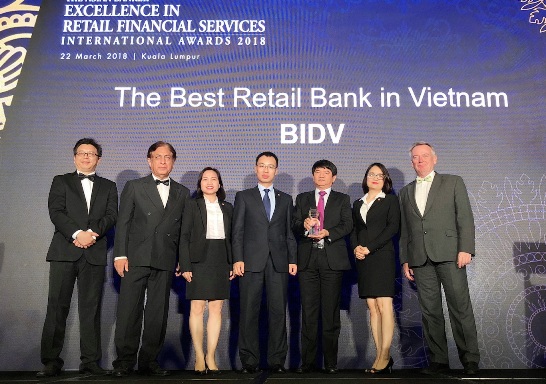Đại diện BIDV nhận giải thưởng “Ngân hàng Bán lẻ tốt nhất Việt Nam