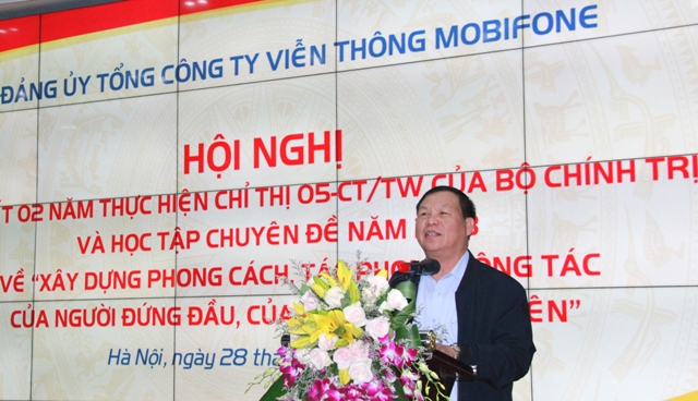 Đồng chí Lê Văn Long - Phó trưởng Ban Tuyên giáo Đảng ủy Khối Doanh nghiệp Trung ương truyền đạt chuyên đề học tập và làm theo tư tưởng, đạo đức, phong cách Hồ Chí Minh năm 2018.