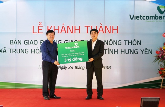 Đại diện lãnh đạo Vietcombank trao biển tượng trưng số tiền 3 tỷ đồng tài trợ làm đường nông thôn cho lãnh đạo tỉnh Hưng Yên