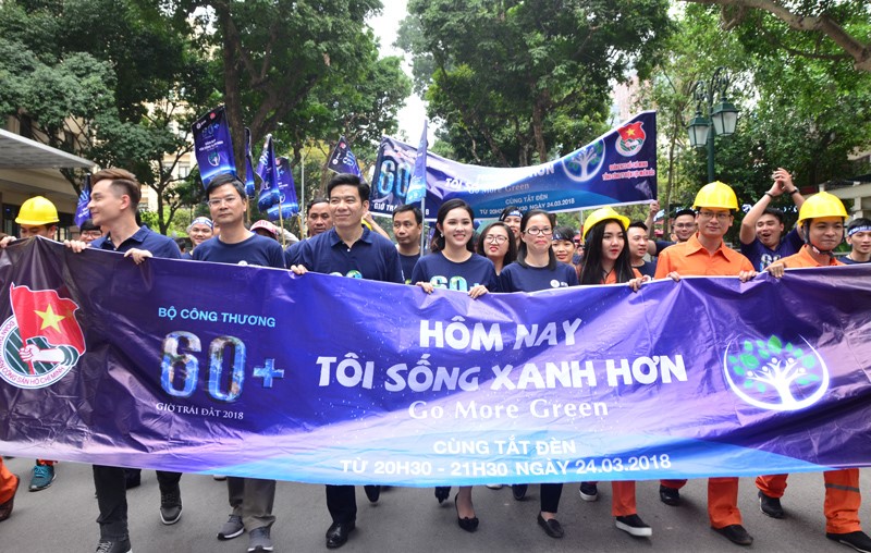 Các đại biểu cùng các đoàn viên, thanh niên EVN đi bộ quanh Hồ Hoàn Kiếm lan tỏa thông điệp 