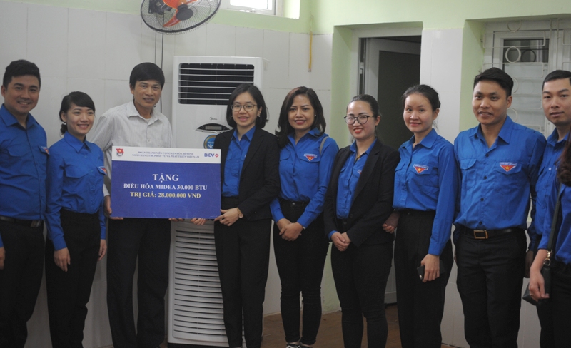 Tặng máy điều hòa cho phòng tập vận động phục hồi chức năng tại Trung tâm phục hồi chức năng người khuyết tật Thụy An, huyện Ba Vì, Hà Nội.