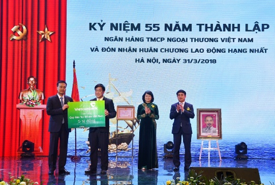 Thay mặt Ban lãnh đạo Vietcombank, đồng chí Phạm Quang Dũng - Tổng Giám đốc trao tượng trưng số tiền 5 tỷ đồng của Vietcombank ủng hộ Quỹ Bảo trợ trẻ em để hỗ trợ trẻ em có hoàn cảnh khó khăn trong cả nước