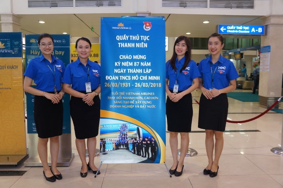 Đoàn Tổng Công ty Hàng không Việt Nam bố trí các quầy thủ tục thanh niên tại sân bay Tân Sơn Nhất.