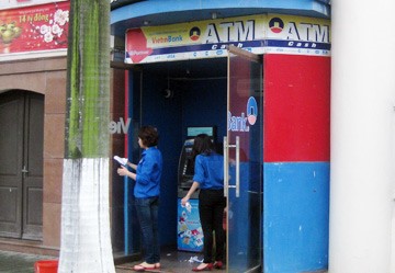 Đoàn Vietinbank tổ chức dọn dẹp các cây ATM.