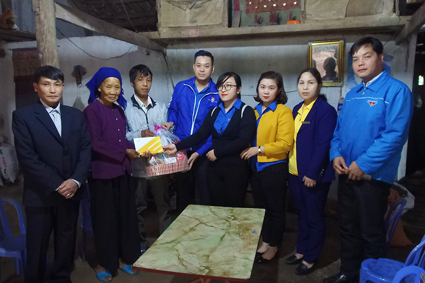 Thăm hỏi, tặng quà các gia đình chính sách tại tỉnh Cao Bằng.
