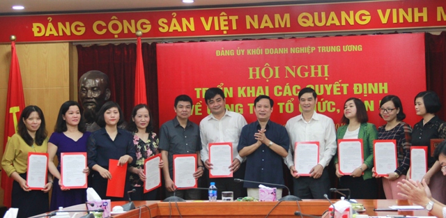 Đồng chí Phạm Tấn Công trao Quyết định điều động, bổ nhiệm cho cán bộ các ban, đơn vị Đảng ủy Khối.