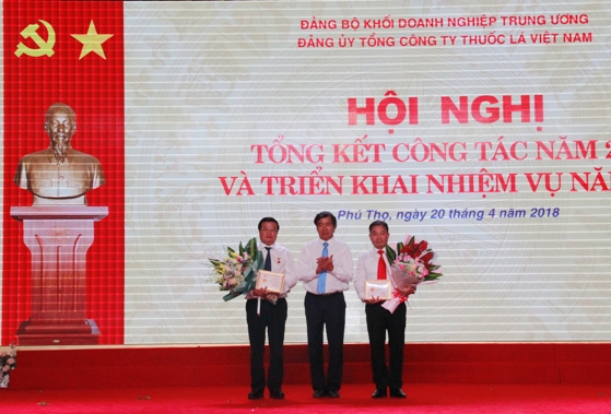 Đồng chí Trần Hữu Bình - Phó Bí thư Đảng ủy Khối Doanh nghiệp Trung ương trao Kỷ niệm chương vì sự nghiệp kiểm tra của Đảng cho các cá nhân