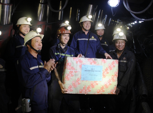 Đồng chí Phạm Viết Thanh - Bí thư Đảng ủy Khối cùng Đoàn công tác tặng quà công nhân làm việc tại lò chợ cơ giới hóa đồng bộ công suất 1,2 triệu tấn/năm của Công ty CP than Hà Lầm.