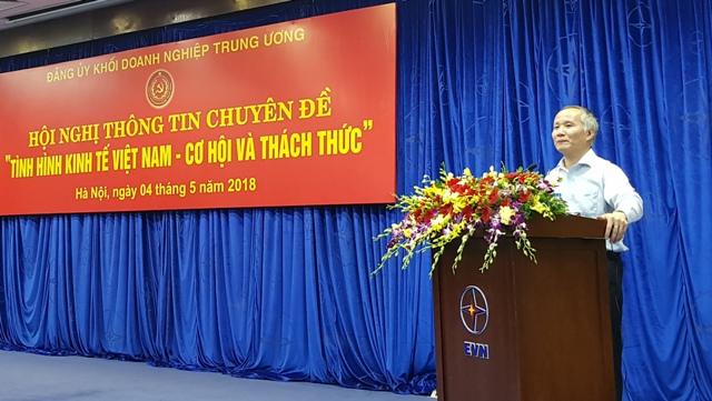 Đồng chí Trần Quốc Khánh, Ủy viên Ban Cán sự Đảng, Thứ trưởng Bộ Công Thương giới thiệu Chuyên đề “Việt Nam - Hội nhập kinh tế quốc tế và tiến trình tham gia Hiệp định đối tác toàn diện và tiến bộ xuyên Thái Bình Dương (CPTPP),  những cơ hội và thách thức đặt ra đối với các doanh nghiệp nhà nước”. 