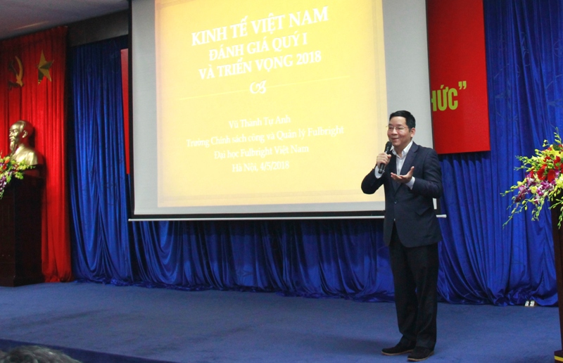 Tiến sĩ Vũ Thành Tự Anh, Thành viên Tổ tư vấn Kinh tế của Thủ tướng Chính phủ, Giám đốc Trường Chính sách Công và Quản lý Fulbright (Đại học Fulbright Việt Nam) giới thiệu chuyên đề “Tổng quan kinh tế Việt Nam Quý I năm 2018 và những dự báo triển vọng, thách thức đối với doanh nghiệp Việt Nam”. 