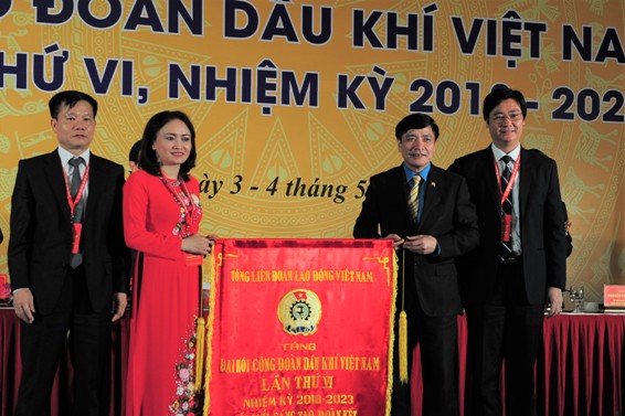 Đồng chí Bùi Văn Cường thay mặt lãnh đạo Tổng LĐ LĐVN tặng CĐ DKVN bức trướng cho Công đoàn Dầu khí Việt Nam
