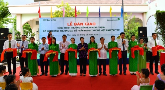 Chủ tịch Quốc hội Nguyễn Thị Kim Ngân và các đại biểu cắt băng khánh thành Trường mầm non Hưng Thạnh