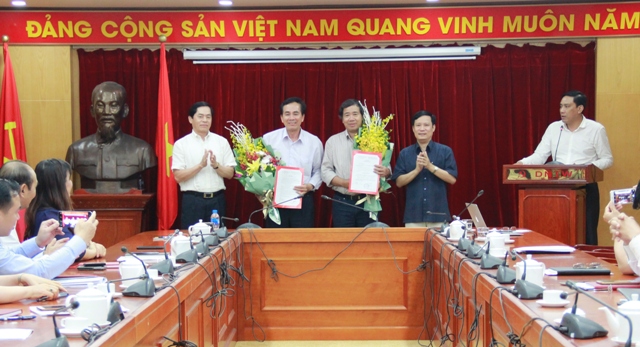 Thường trực Đảng ủy Khối Doanh nghiệp Trung ương tặng hoa và trao Quyết định nghỉ hưu cho hai đồng chí
